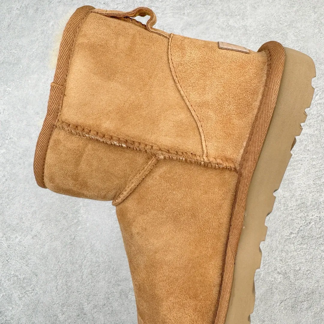 Pick up locally💰520 UGG 6222 Classic short-cut autumn and winter sheepskin and fur integrated snow boots. All shoes are made from the same factory as ZP. Longfeng A-grade Australian imported sheepskin and fur integrated men's and women's boots. Brand OEM production line. Fully follow the ZP process. OEM original pattern maker. Adhering to the principle of no original shoes and no development selection. Pay attention to every detail. The most authentic version on the market. TREADLITE "Light Wing" technology outsole. Lightweight/durable/flexible/pile size: 35 36 37 38 39 40 41 42 43 44 45 Coding: by2936060